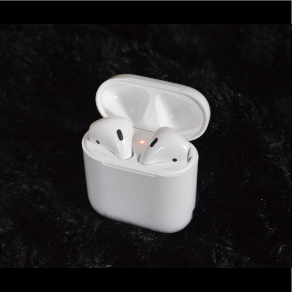 Pre-owned Apple 1st Generation Airpods A1523
